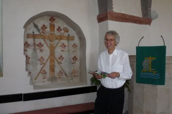 Rund um die Kirche - Pfarrer Detlef Harth freut sich auf das Festwochenende rund um die geschichtsträchtige Kirche: im Hintergrund ist eine Wandmalerei aus vorreformatorischer Zeit und daneben die Kanzel von 1969 zu sehen.