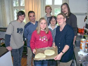 Kinderzimmer im „Haus Gottes“ - Backstube: Pfarrerin Susanne Tono backte mit ihrer Gruppe das Brot, das beim abschließenden Abendmahlsgottesdienst ausgeteilt wurde.Backstube: Pfarrerin Susanne Tono backte mit ihrer Gruppe das Brot, das beim abschließenden Abendmahlsgottesdienst ausgeteilt wurde.