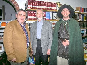 Aus Wandern wird Pilgern - Landespfarrer Tobias Treseler moderierte das Gespräch mit den Jakobspilgern Johannes Forthaus und Tobias Graf (von links).