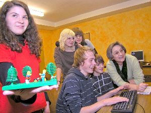 „Lebensmöglichkeiten für alle“ - Fotostory: Die Konfirmanden aus Hiddesen transportieren die Geschichte von Abraham und Lot mit PC und Spielfiguren ins digitale Zeitalter.