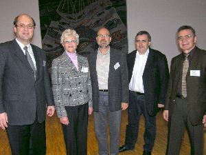 Mehr als „pauken“ und „labern“ - Dr. Martin Dutzmann und Schulamtsdirektorin Doris Haigermoser (von links) begrüßten zusammen mit Tobias Treseler (2. von rechts) die beiden Tagungsreferenten Dr. Bernd Beuscher (Mitte) und Gerhard Gohlke (rechts).