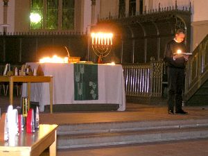 Klangbild der Zeit - Pfarrer Maik Fleck eröffnete die „Kirche im Kerzenschein“ mit einer Lesung aus dem „Prediger Salomo“.