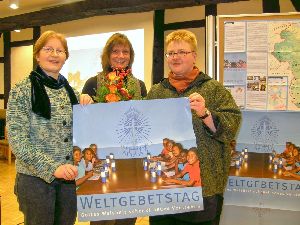 Guyana – Land vieler Wasser - Das Einladungsplakat zum Weltgebetstag zeigt Frauen aus Guyana mit selbstgebauten Solarlampen, um abends und bei Stromausfällen lernen zu können. Maria Beineke-Koch, Barbara Wiedemeyer und Annette Wolf (von links) laden ein, am Weltgebetstag mehr von Guyana und den Menschen dort zu erfahren.