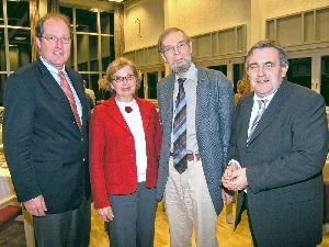 „Zum Scheitern verurteilt“ - Kirchenrat Andreas-Christian Tübler (links) und der landeskirchliche Schulreferent, Landespfarrer Tobias Treseler (rechts) begrüßten Prof. Dr. Christian Link und leitende Regierungsschuldirektorin Mechthild Krämer auf dem Schulleiterbegegnungstag.