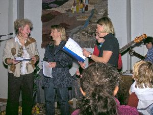 Überraschung für Kinder - Einstimmung: Die SPFH-Betreuerinnen (von links) Bettina Thielsch, Iris Hennig, Alicja Stuhrmann und Simone Ackermann sangen vor der Bescherung zusammen mit den Kindern.