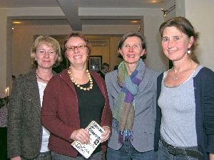 „Verantwortung für die Welt“ - Für den Vortrag über Simone de Beauvoir bedankten sich bei Dr. Antje Schrupp (2. von rechts) Monika Korbach, landeskirchliche Referentin für Frauen- und Bildungsarbeit, Regina Pramann, Gleichstellungsbeauftragte des Kreises Lippe, und Dorothee Brand, Beraterin bei Pro Familia Lippe (von links).