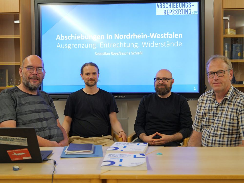 Abschiebungen treffen Arbeitnehmer, Familien, Erkrankte - Vortrag im Landeskirchenamt. Mit Frank Gockel (Flüchtlingshilfe Lippe), den Autoren Sebastian Rose und Sacha Schießl sowie Dieter Bökemeier (Lippische Landeskirche) (von links).