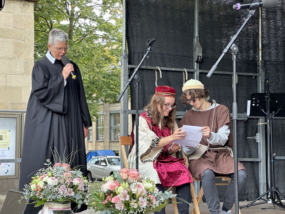 Taufe – ja, sicher! - Anspiel: Pfarrerin Christa Willwacher-Bahr erzählt die Geschichte von Philippus und der Taufe des Kämmerers aus Äthiopien.