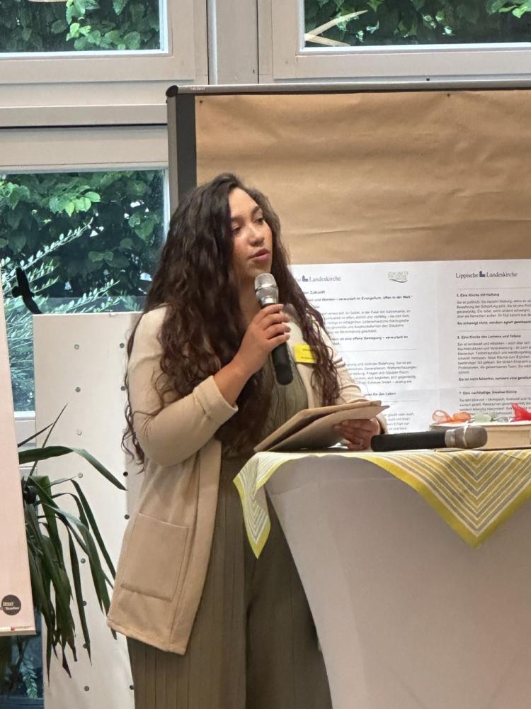 Kirche in Lippe - Theologiestudierende Aylin Sayin