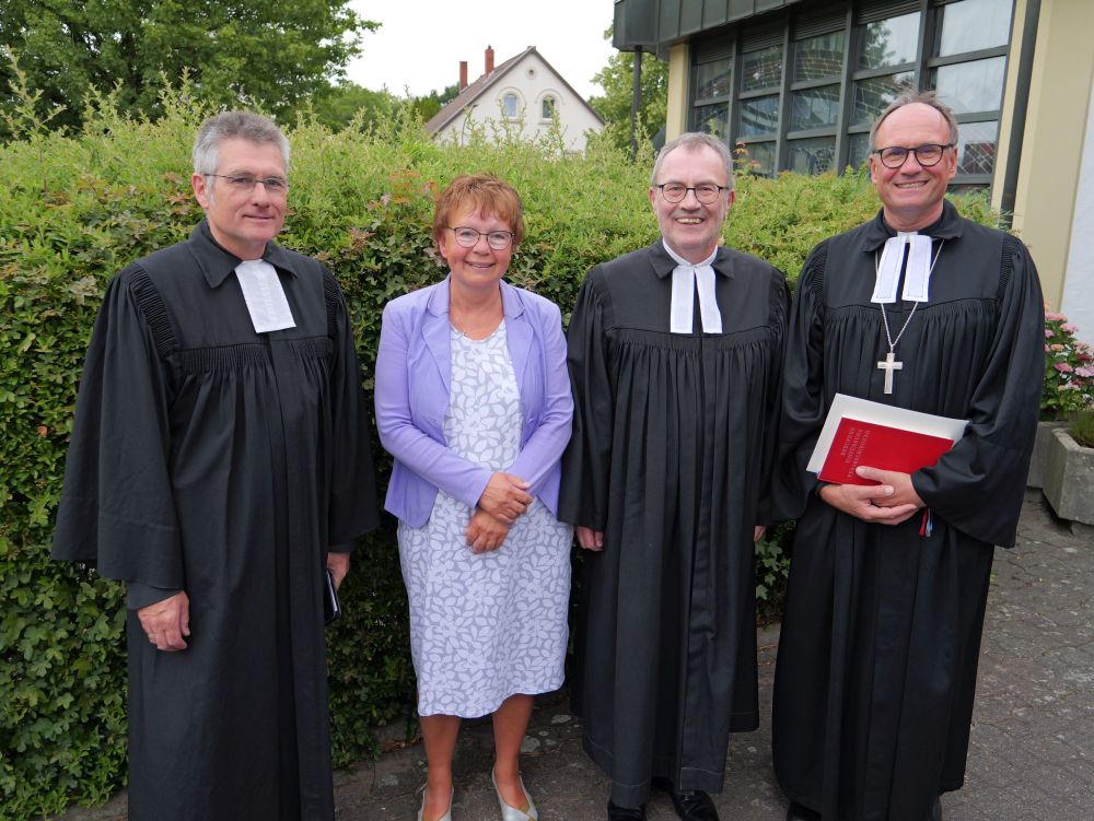Ein Sonntag der offenen Arme - Verabschiedung von Pfarrer Holger Tielbürger. Mit Pfarrer Markus Honermeyer, Dorothea Ruhe (Lutherischer Klassenvorstand), Pfarrer Holger Tielbürger und Superintendent Dr. Andreas Lange (von links). Vier Personen stehen nebeneinander.