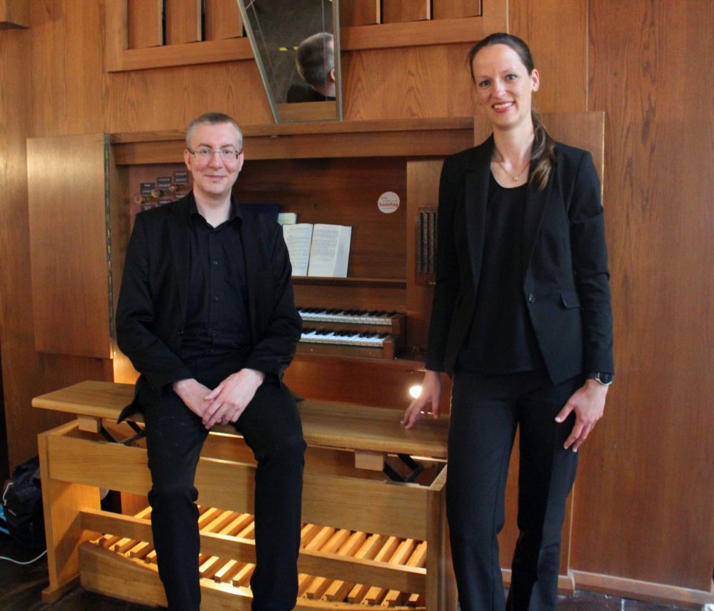 Lange, wechselvolle Geschichte - Der Organist Martin Kohlmann und Svenja Rissiek, Mezzosopran, gestalteten das Konzert. Zwei Personen vor einer Orgel