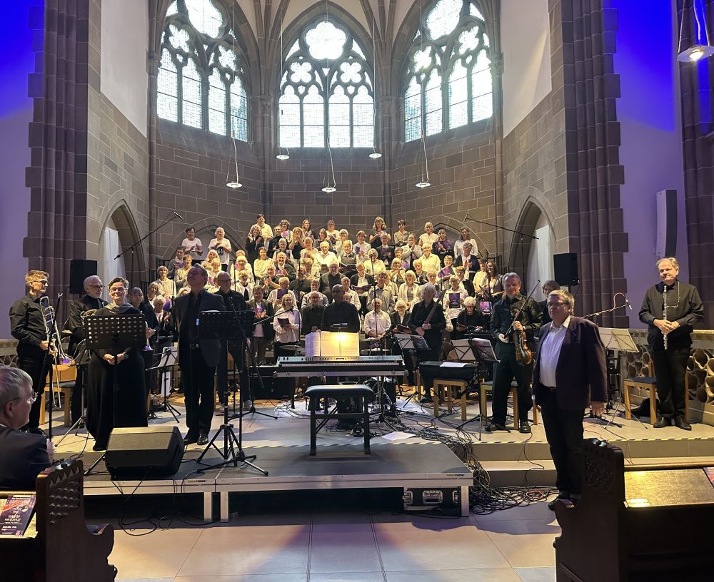 Chormusical lädt zum Mitsingen ein - Jahresempfang der Kirchen begeisterte: mit Musik aus dem Chormusical „7 Worte vom Kreuz“ unter der Leitung von Gregor Schwarz. Chor und Orchester im Chorraum der Kirche