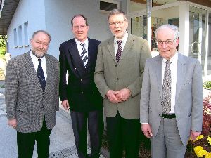 „Präzise Landwirtschaft“ - Pfarrer Andreas Weißbach und Kirchenrat Andreas-Christian Tübler (von links) sowie Pfarrer Friedrich Wehmeier (rechts), landeskirchlicher Beauftragter für den „Dienst auf dem Lande“, begrüßten Prof. Dr. Werner Buchner auf dem Evangelischen Bauerntag.