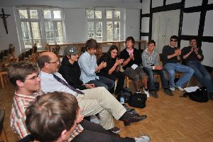 Mit Soldaten Frieden schaffen? - Der Landessuperintendent der Lippischen Landeskirche, Dr. Martin Dutzmann, diskutierte mit Schülern auf dem Ethiktag des Detmolder Stadtgymnasiums über „Militäreinsätze für den Frieden“.
