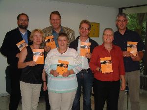 Neues Programm - Das Referat Jugend-, Frauen- und Bildungsarbeit präsentiert das neue Programm: Horst-Dieter Mellies, Peter Schröder, Robert Noll, André Stitz (hintere Reihe v.l.) Monika Korbach, Beate Bornemann, Doris Riffelmann (von links). (auf dem Bild fehlt Annette Wolf)