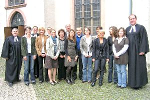 „Haus der lebendigen Steine“ - Kirchenrat Andreas-Christian Tübler (rechts) und Landespfarrer Tobias Treseler (links) überreichten den Lehrerinnen und Lehrern die Unterrichtsbevollmächtigung für das Schulfach Evangelische Religionslehre. Zuvor hatte Lages Pfarrer Jörg-Stefan Tiessen (3. von links) die Gottesdienstbesucher in der Marktkirche willkommen geheißen.