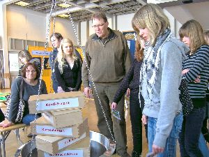 Gesprächsoffen und aufgeschlossen - Glaube „anschaulich“ und „begreifbar“: Carolin aus Berlebeck (vorn rechts) zeigte mit den auf die Waagschale gelegten „Wert-Bausteinen“, was ihr am Glauben und in ihrer Kirchengemeinde wichtig ist. Im Hintergrund Landesjugendpfarrer Peter Schröder mit weiteren Credoweg-Besuchern.