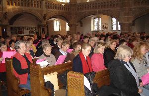 Große Vielfalt an Werken - Rund 200 Sänger und Sängerinnen aus 27 verschiedenen Chören des Kreises Lippe kamen am Samstag (14.2.) in die Christuskirche in Detmold, um am Vorbereitungstag zum Kirchengesangstag 2009 teilzunehmen.