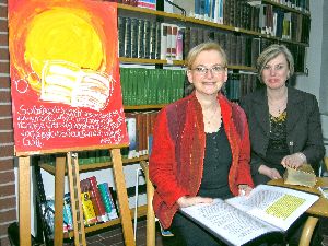 Die Bibel als Brille - Calvin verstehe die Bibel als Brille, um Gott zu erkennen, erläuterte Pfarrerin Bettina Hanke-Postma (links) in ihrem Vortrag, zu dem Bibliotheksleiterin Ute Lanta (rechts) die Referentin eingeladen hatte.