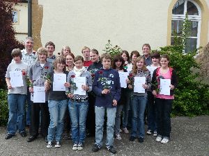 Rosen und Zertifikate - Rosen und Zertifikate gab es für die Jugendlichen zum Abschluss der Ausbildung von Jugendbildungsreferent André Stitz (hintere Reihe links) und Landesjugendpfarrer Peter Schröder (hintere Reihe 3. v. rechts)