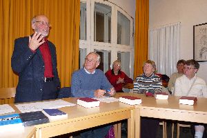 Macht es noch Sinn? - Der Friedensforscher Dr. Reiner Steinweg sprach auf Einladung der Arbeitsgemeinschaft Solidarische Kirche in Detmold.