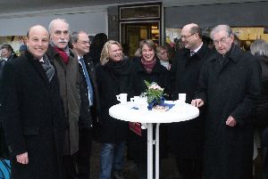 Der Mensch im Mittelpunkt - Sie freuten sich über die Neueröffnung des Umsonst-Ladens: Bürgermeister Rainer Heller, Ortsbürgermeister Helmut-Volker Schüte, Pfarrer Manfred Selle von der evangelisch-methodistischen Gemeinde, Christel Schluer-Peters aus dem Kirchenvorstand, Pfarrerin Claudia Ostarek, Landessuperintendent Dr. Martin Dutzmann sowie Pfarrer i.R. Karl-Heinrich Brinkmann von der katholischen Gemeinde (von links).