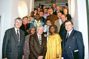Rotarier treffen Bursianer - Hochschulpfarrer Miroslav Danys (vorn, rechts) und die internationale Schar der Burse-Bewohner begrüßten die Mitglieder des Rotary Clubs mit ihrem Präsidenten Dietmar Meier zu Eißen (vorn, Mitte).