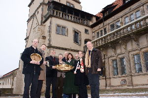 „Taufe - einmal anders“ - Die Vertreter der Lemgoer Kirchengemeinden sowie des Landesverbandes Lippe hoffen auf viele Täuflinge (von links): Matthias Altevogt (St. Marien), Landesverbandsvorsteher Andreas Kasper, Rolf-Joachim Krohn-Grimberghe (St. Nicolai), Dr. Vera Lüpkes (Weserrenaissance-Museum), Dirk Hauptmeier (Voßheide), Margret Petz (Lieme), Rudolf Hille (Brake), Melanie Liese-Evers (St. Pauli) und Winfried Ostmeier (St. Johann).