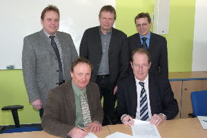 Vereinbarung unterzeichnet - Vereinbarten Zusammenarbeit: (vorne von links) Sven Oehlmann für die OWL Verkehr GmbH und Kirchenrat Andreas-Christian Tübler (Lippische Landeskirche) für die Notfallseelsorge Lippe. Hintere Reihe von links: Heinz Linke (Geschäftsführer der Linke Lemgo GmbH), Andreas Becker (Stadtwerke Lemgo), Jürgen Kleß (Lippe-Koordinator der OWL Verkehr GmbH).
