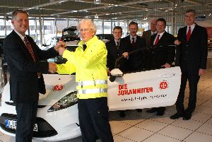 Notfallseelsorger bleiben mobil - (von links) Marc Fasse (Autohaus Erdmann und Domke), Landespfarrer Christoph Pompe (Notfallseelsorge Lippe), Horst Selbach (Vorstand Sparkasse Lemgo), Knut Winkelmann (Vorstand Sparkasse Blomberg), Jürgen v. Olberg (JUH-Vorstand), Matthias Schröder (JUH-Vorstand), Jürgen Wannhoff (Vorstand Sparkasse Detmold).