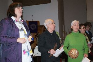 Alles, was Atem hat, lobe Gott - Frauen aus den Kirchengemeinden Lages gestalteten den Gottesdienst zum Weltgebetstag in der Heilig-Geist-Kirche am Sedanplatz.