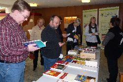 „Mehr als Geld sammeln“ - Am Büchertisch der Buchhandlung Abraxas informierten sich Kirchenälteste über aktuelle Literatur zum Thema Fundraising