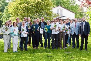 Damit aus Wandern Pilgern wird - Landespfarrer Horst-Dieter Mellies und Gert Deppermann vom Landeskirchenrat (von rechts) überreichten den Pilgerbegleitern die Abschlusszertifikate.