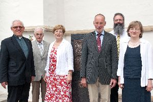 Gegen die Selbstüberforderung - Pfarrerin Karin Möller (Leopoldshöhe), Präses Michael Stadermann, Adolf Meier zu Döldissen (Vorsitzender der Kammer für den ländlichen Raum), Kirchenvorstandsmitglied Annette Kerker und Pfarrer Friedrich Wehmeier (landeskirchlicher Beauftragter für den „Dienst auf dem Lande“, von rechts) begrüßten Prof. Dr. Konrad Schmidt (links) auf dem Bauerntag.