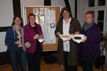 Informationen über Chile - Sie gestalteten den Vorbereitungsabend in Detmold: Brigitte Fenner, Susanne Tono, Nicole Bernardy und Annette Wolf (von links).