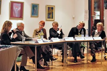 Blick für die Zusammenhänge - Diskutierten mit Dieter Bökemeier und Monika Korbach (rechts) über Mission und Entwicklungspolitik: Sabine Hartmann, Hannes Menke, Ute Koczy und Dr. Werner Bruns (von links).
