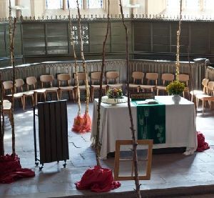 Freiheit, Vorausahnung, Friede - Die Installation „Johannesbäume“ erinnert an Johannes, den Täufer und Vorläufer Jesu.