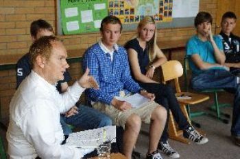 Experten im Gespräch mit Schülern - Dr. Werner Weinholt (links) erörterte mit den Schülern Fragen, ob militärische Gewalteinsätze gerechtfertigt sind.