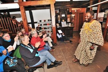 Lebendige Erzählkunst - Gestenreich und lebendig: Kouamé Akpetou bei der Afrikanischen Lese- und Märchennacht in der Stadtbücherei.