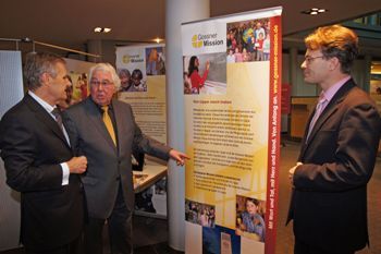 An der Seite der Armen - Horst Selbach, Wolf-Dieter Schmelter und Dr. Ulrich Schöntube (von links) eröffneten die Ausstellung in der Sparkasse Lemgo.