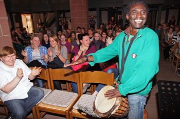 Neue Töne in der Kirche - Rhythmus: Musiklehrerin Ulrike Althöfer-Lübke (links) und Percussionist Alpha Ba ließen die Marktkirche swingen.