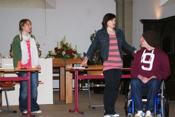 Auf Augenhöhe begegnen - Spielszene aus „Das Comeback des Jahres“ mit (v. l.) Friederike Ziegler, Melanie Tóth und Jörg Miethe im Gottesdienst in der Erlöserkirche am Markt.