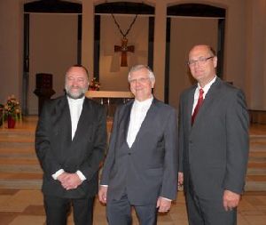 „Zur Vergebung gehört das Schuldbekenntnis“ - Landessuperintendent Dr. Martin Dutzmann (rechts) und Dechant Klaus Fussy (Dekanat Bielefeld-Lippe) konnten Prof. Axel Noack (Mitte) auf dem Jahresempfang der Kirchen begrüßen.