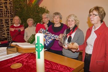 „Merci, wir danken dir“ - Im Rollenspiel veranschaulichten die Frauen, dass Jesus den Menschen im Schwachen, im Hungrigen, im Durstigen, im Heimatlosen und im Gefangenen begegnet.