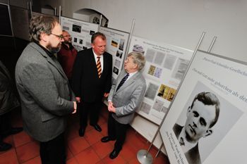 Ein konsequenter Mann - Horst-Dieter Mellies, Andreas Karger und Wilhelm Gröne (von links) vor der Fotowand, die Paul Schneider zeigt.