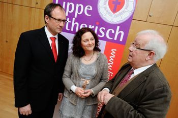 Für den Glauben einstehen - Andreas Lange und Steffie Langenau konnten auf dem Lutherischen Klassentag Prof. Wilfried Härle begrüßen. (v.l.)