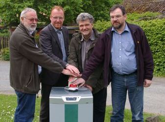 Startschuss für modernes Minikraftwerk - Symbolischer Startschuss (von links nach rechts): Dr. Peter Bausch (Umweltzentrum Heerser Mühle e.V.), Volker Stammer (Stadtwerke Bad Salzuflen), Ulrich Kaminsky (Umweltzentrum Heerser Mühle e.V.) und Heinrich Mühlenmeiernehmen (Lippische Landeskirche) nehmen das BHKW gemeinsam offiziell in Betrieb.