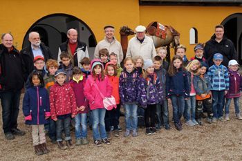 Zeitreise in die Welt der Bibel - Bibeldorf-Gründer Dietrich Fricke (links) begrüßte die Kinder und ihre Begleitung: Hermann Donay, Herbert Winkler, Burkhard Krebber, Karl-Friedrich Klöpping und Klassenlehrerin Kerstin Christ (von links).