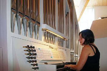 Eine Erfolgsgeschichte - Kantorin Anna Ikramova stellte auf der Schuke-Orgel anhand epochentypischer Literatur Toccaten und Choralmusiken aus 450 Jahren Kirchenmusik vor.