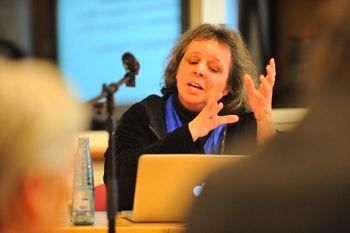 Keine sichere Lösung - Die Politikwissenschaftlerin Ursula Schönberger sprach im Landeskirchenamt vor etwa 50 Zuhörern über Atommüll in NRW.